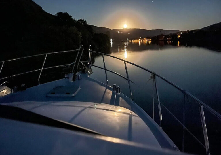 Evening Yachting Tour die Mosel im Mondschein
