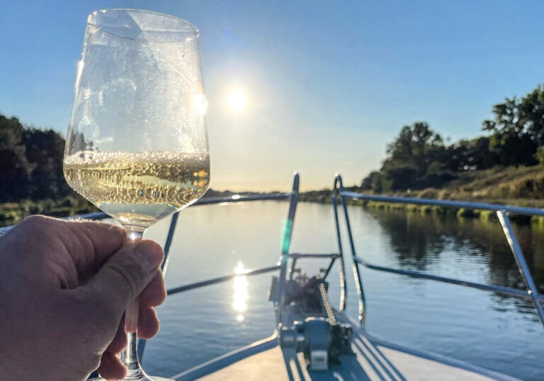 Kulinarische Yachting Tour Weinglas in der Sonne